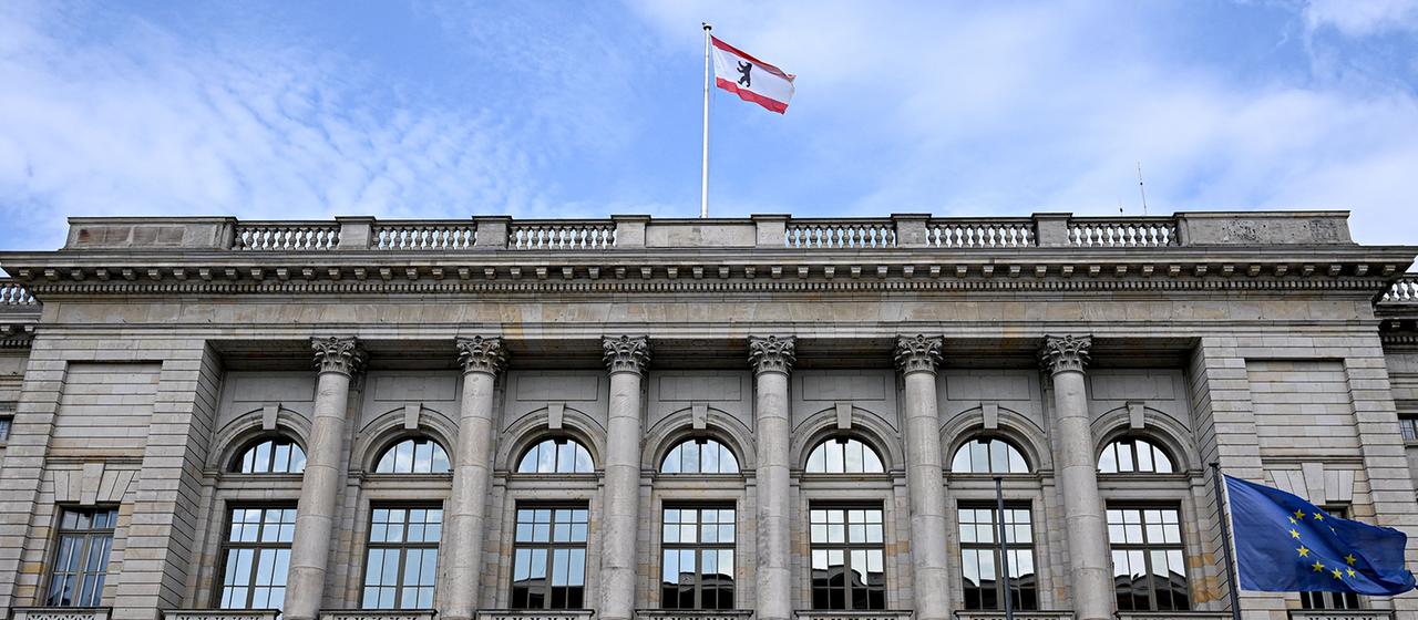 Das Abgeordnetenhaus in Berlin ist von außen zu sehen.