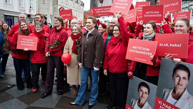 Mette Frederiksen mit Wahlhelferinnen