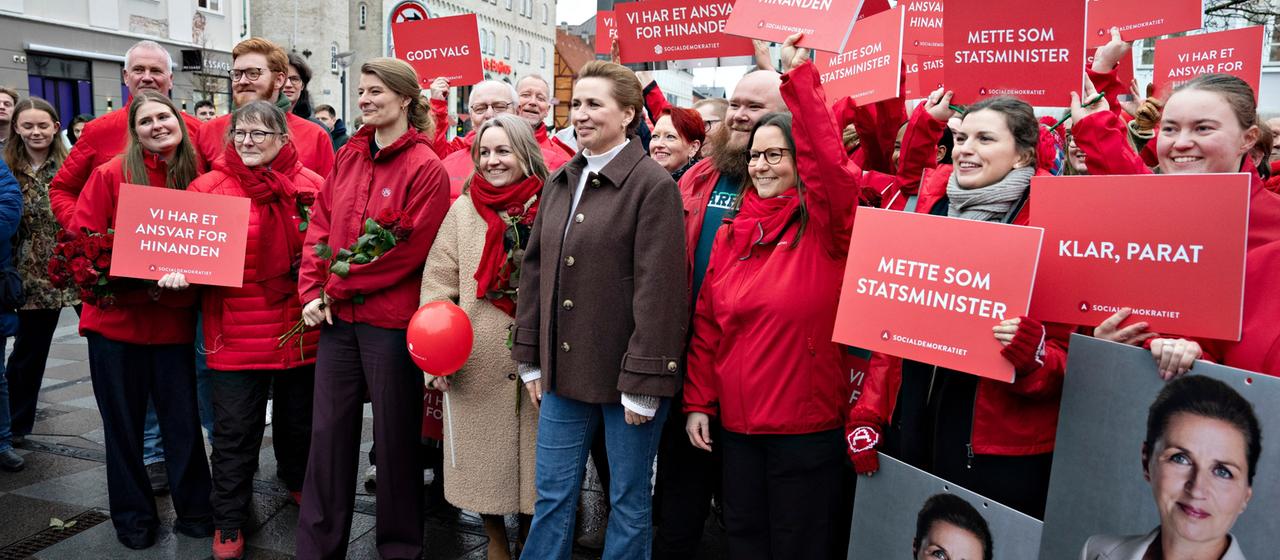 Mette Frederiksen mit Wahlhelferinnen