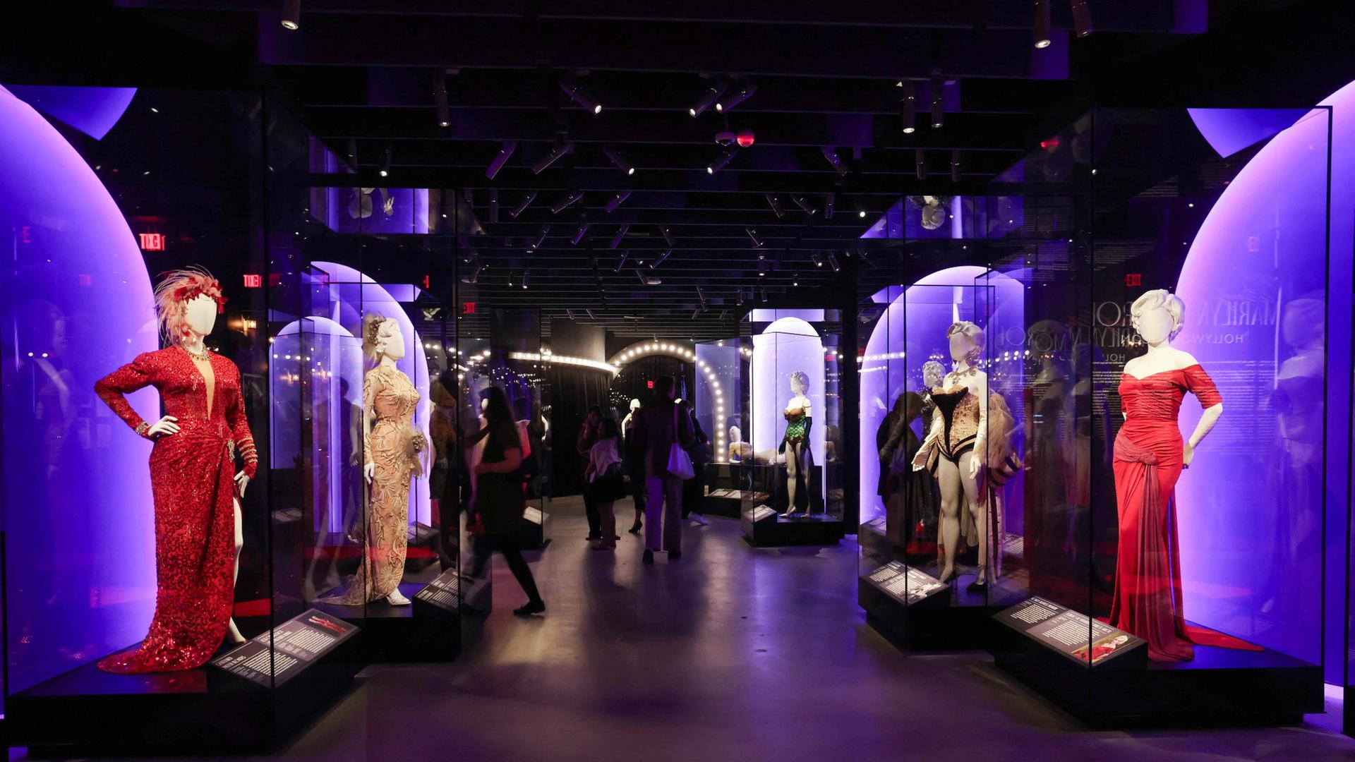 Kleider, die Marilyn Monroe trug, in einer Ausstellung in Los Angeles. | AFP