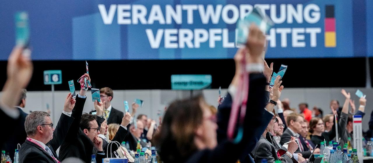 Mitglieder stimmen auf dem CDU-Parteitag ab.