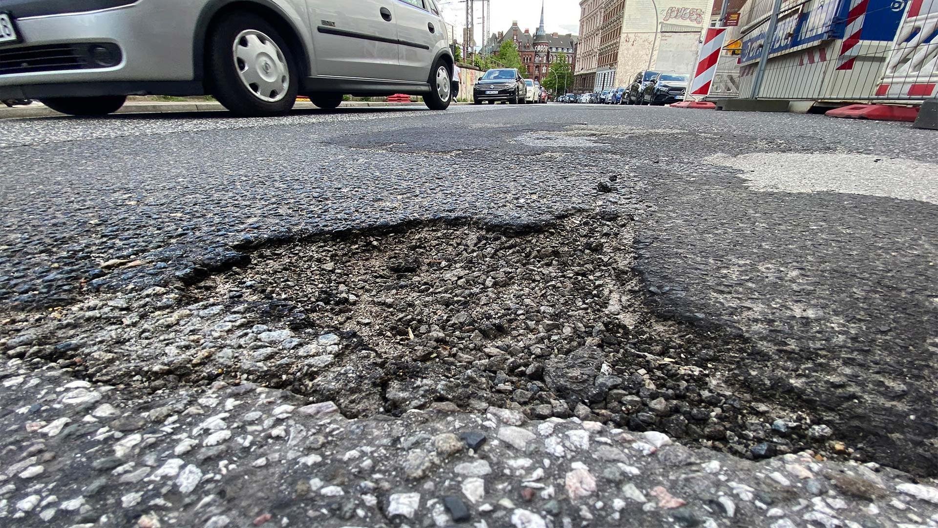 Ein Schlagloch auf einer Straße in der Hamburger Innenstadt. | picture alliance/dpa