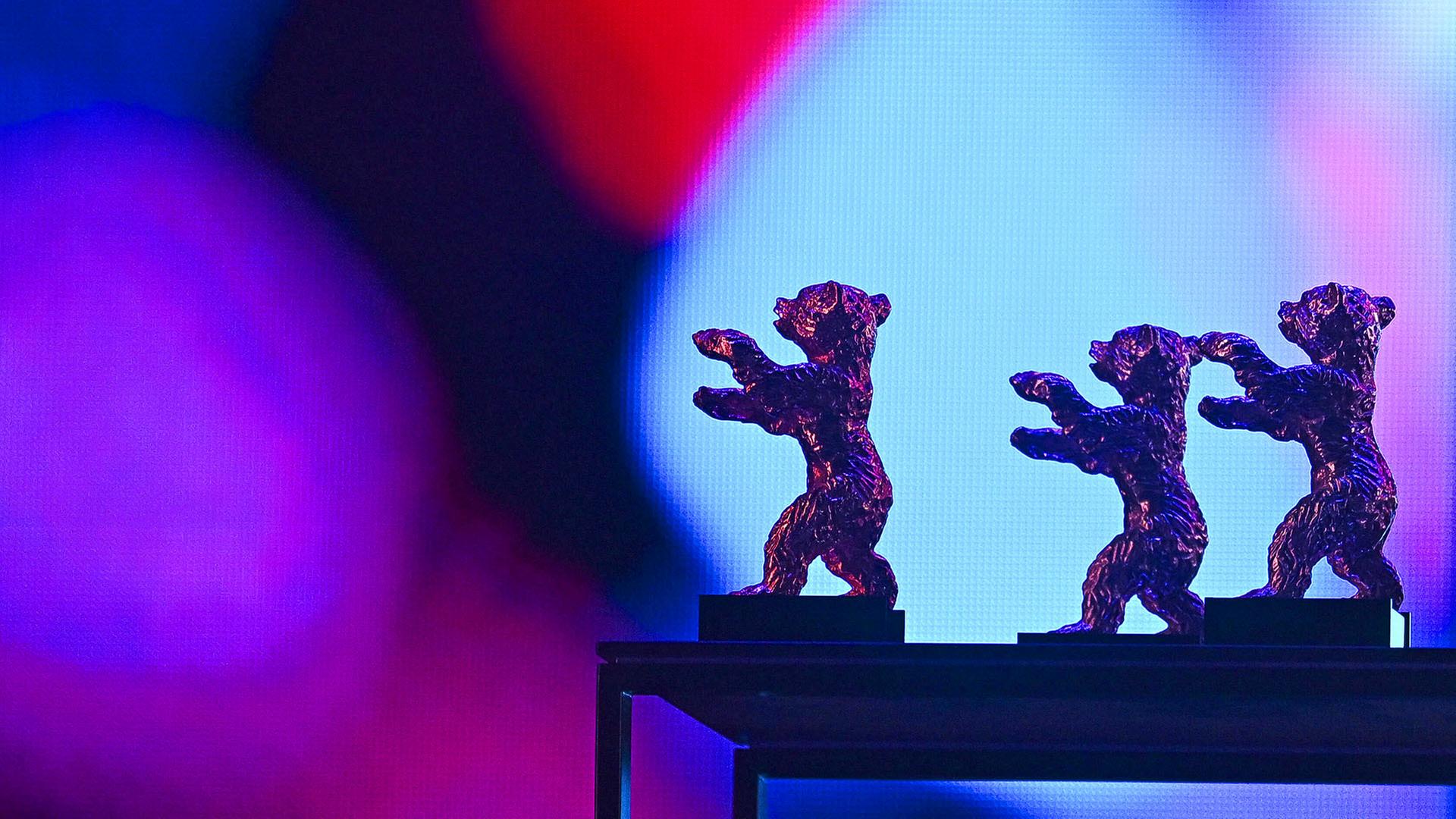 Symbolbild:Goldene und silberne Bärenfiguren stehen für die Preisverleihung am 21.02.2026 bereit.(Quelle:picture alliance/Anadolu/H.Sagirkaya) | picture alliance/Anadolu/H.Sagirkaya