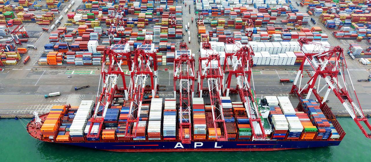 Voll beladene Containerschiff im Hafen von Qingdao, China.
