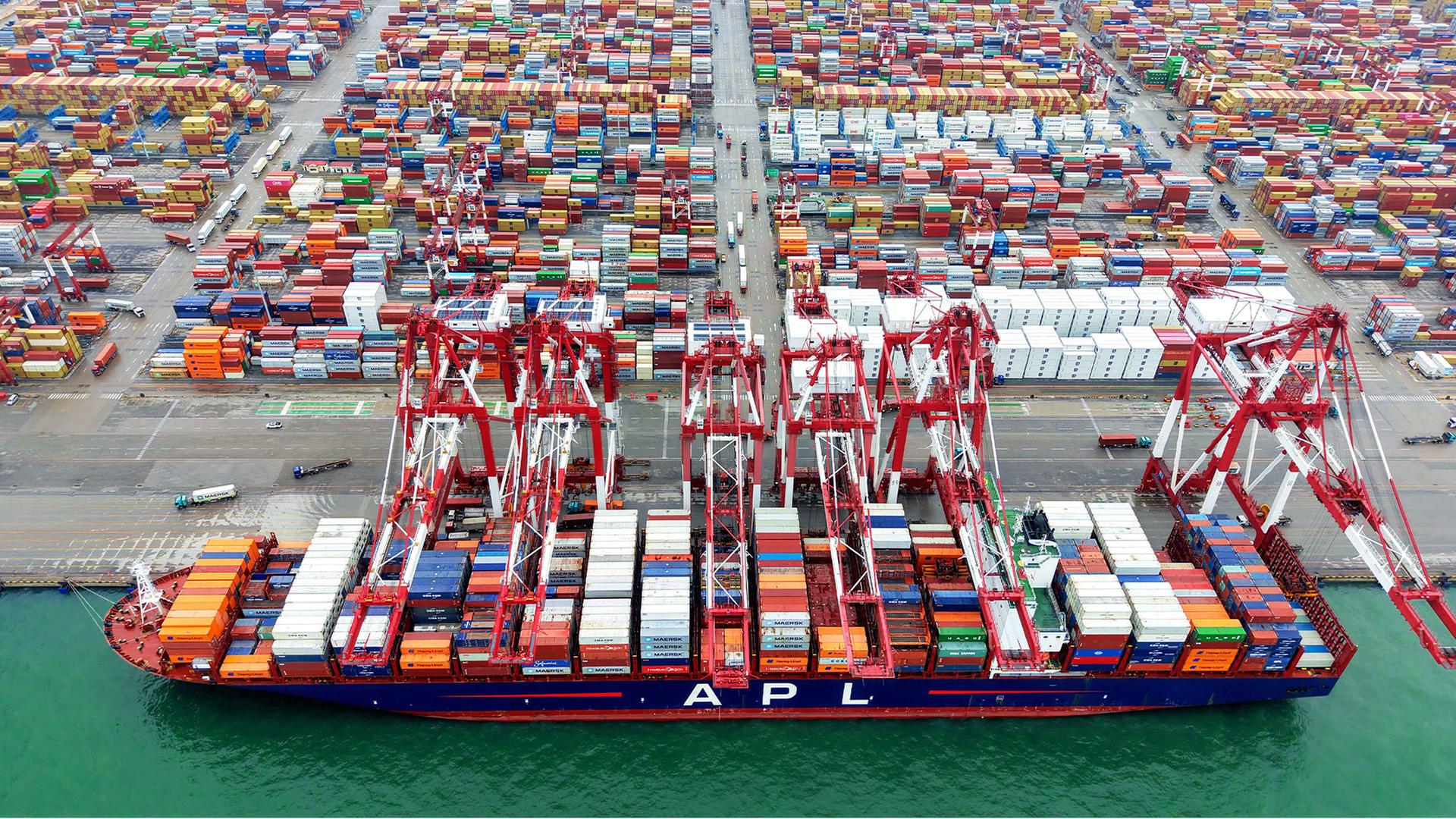 Voll beladene Containerschiff im Hafen von Qingdao, China. | picture alliance / CFOTO