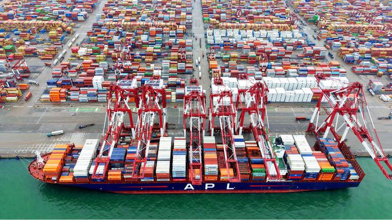 Voll beladene Containerschiff im Hafen von Qingdao, China.