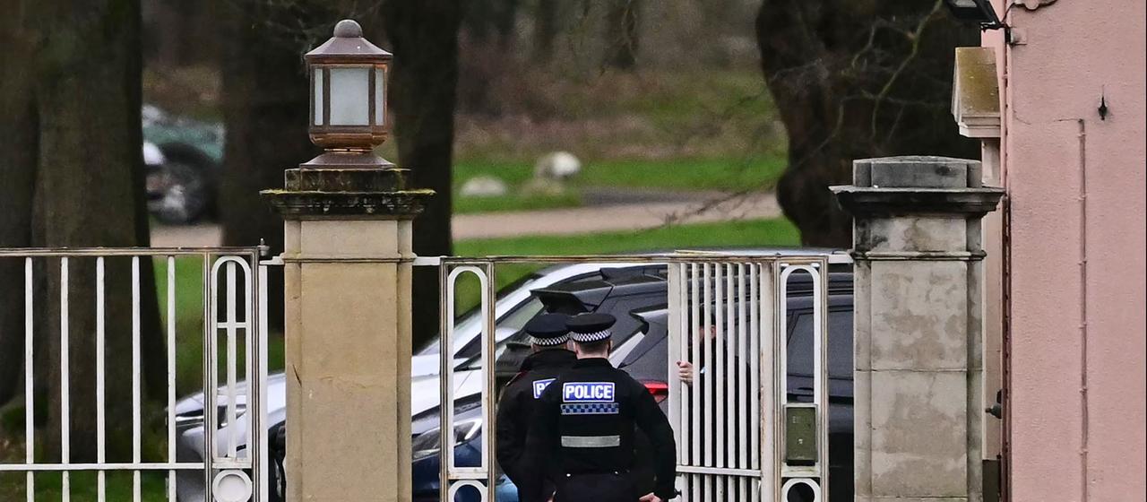 Polizisten stehen vor einem Tor der Royal Lodge in Windsor