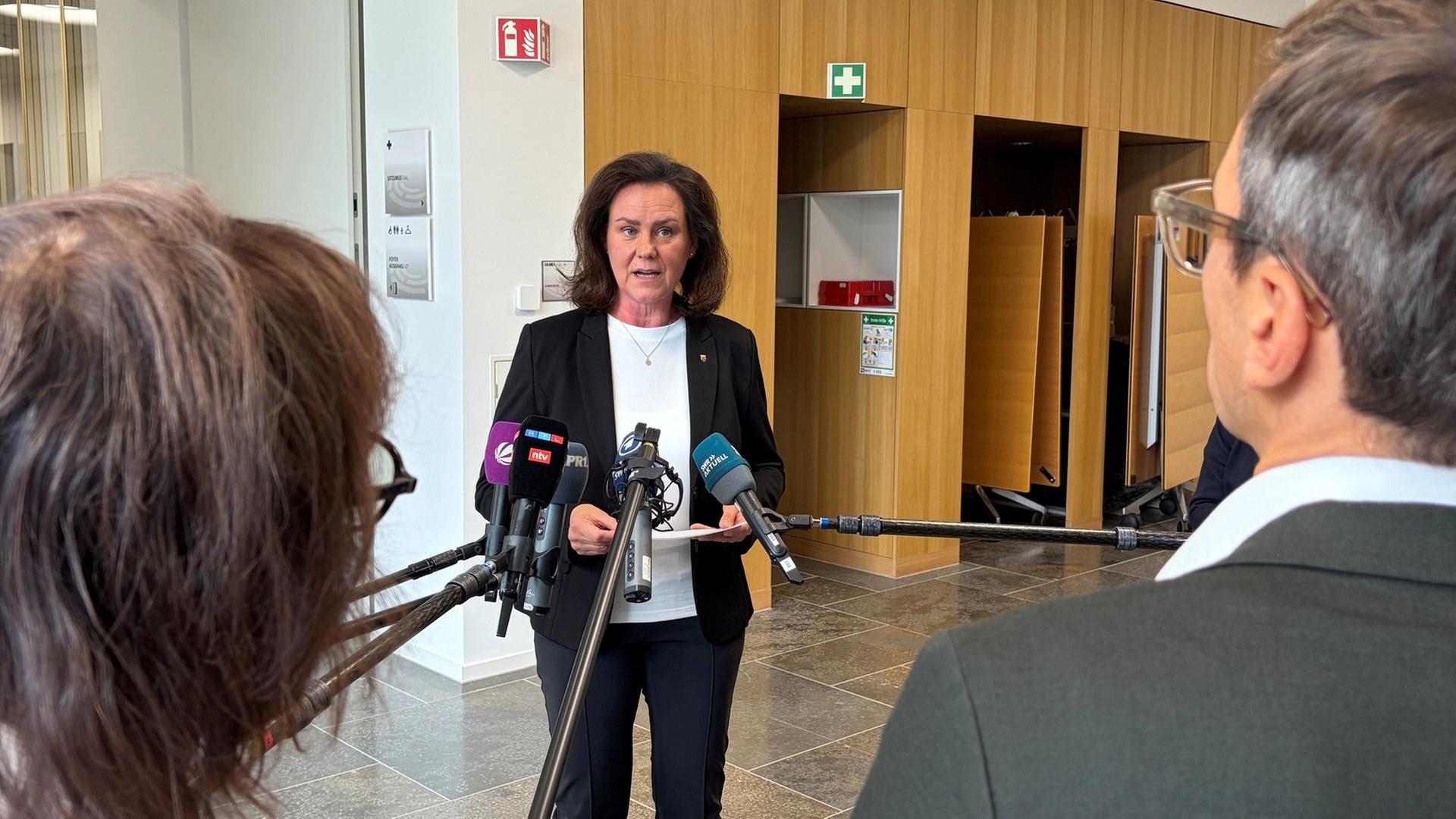 Bildungsministerin greift jetzt bei Karolina-Burger-Realschule durch