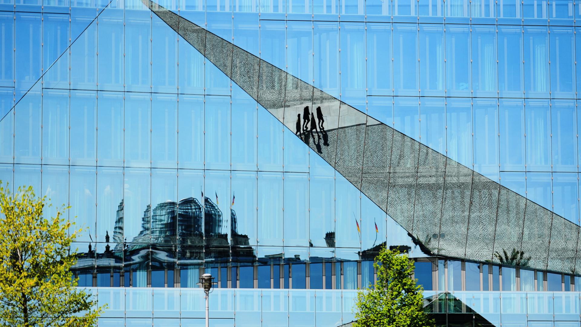 Die Glaskuppel des ReichstagsgebÃ¤udes spiegelt sich in der Glasfassade eines BÃ¼rogebÃ¤udes im Zentrum von Berlin wider. | AP