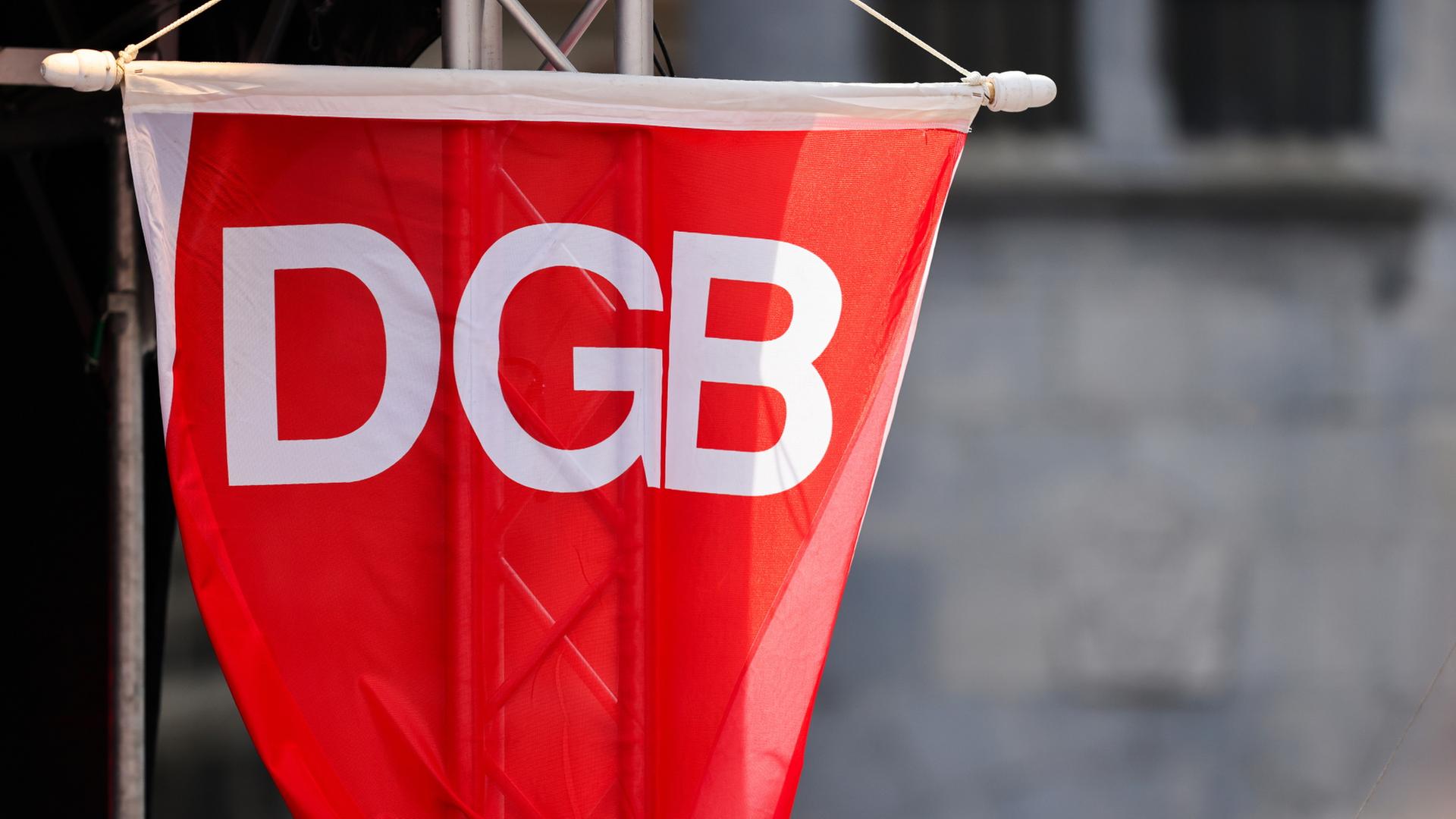 Eine Fahne des Deutschen Gewerkschaftsbundes (DGB) hÃ¤ngt an einem GerÃ¼st. | dpa