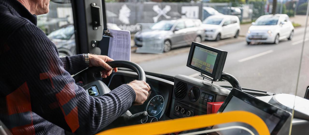 Ein Busfahrer steuert einen Bus.