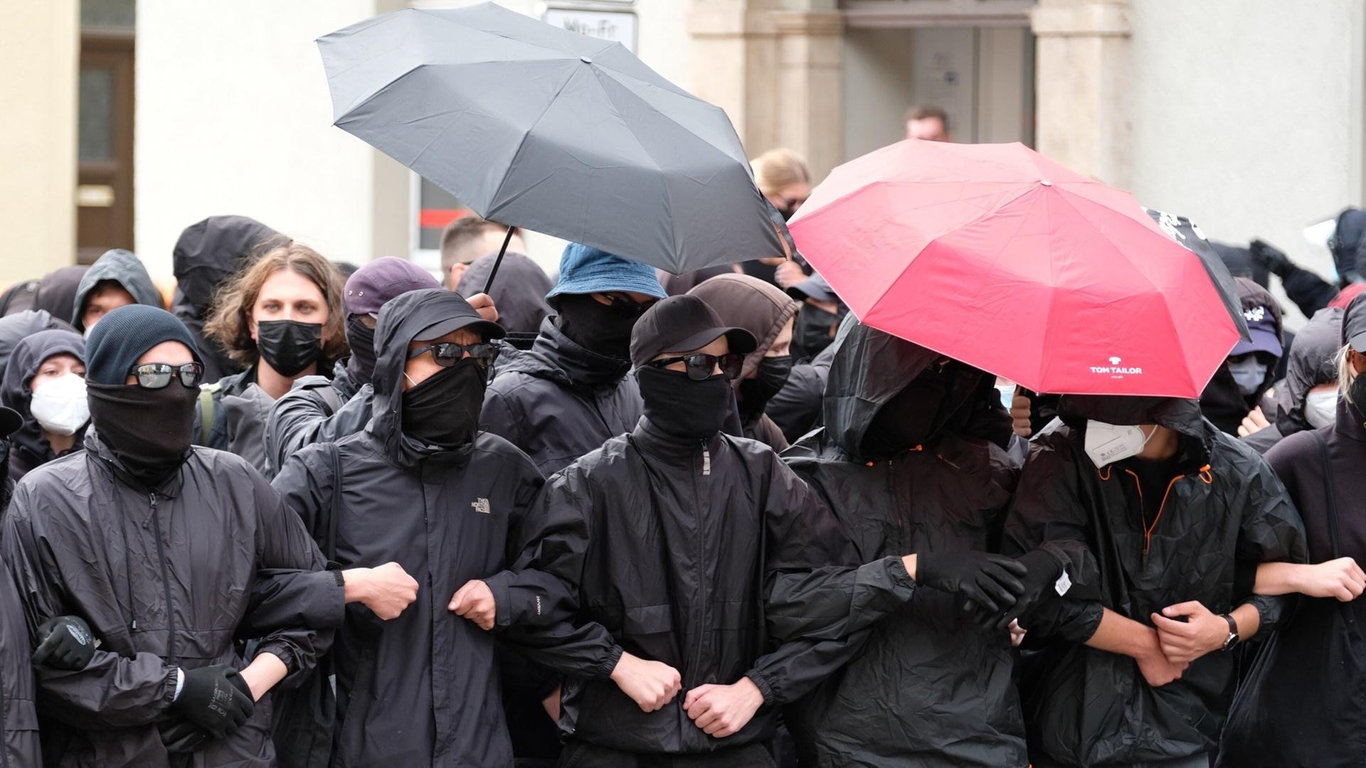 Beratungssprechstunden und Schulhofkampagnen: Wie Extremisten um Nachwuchs werben