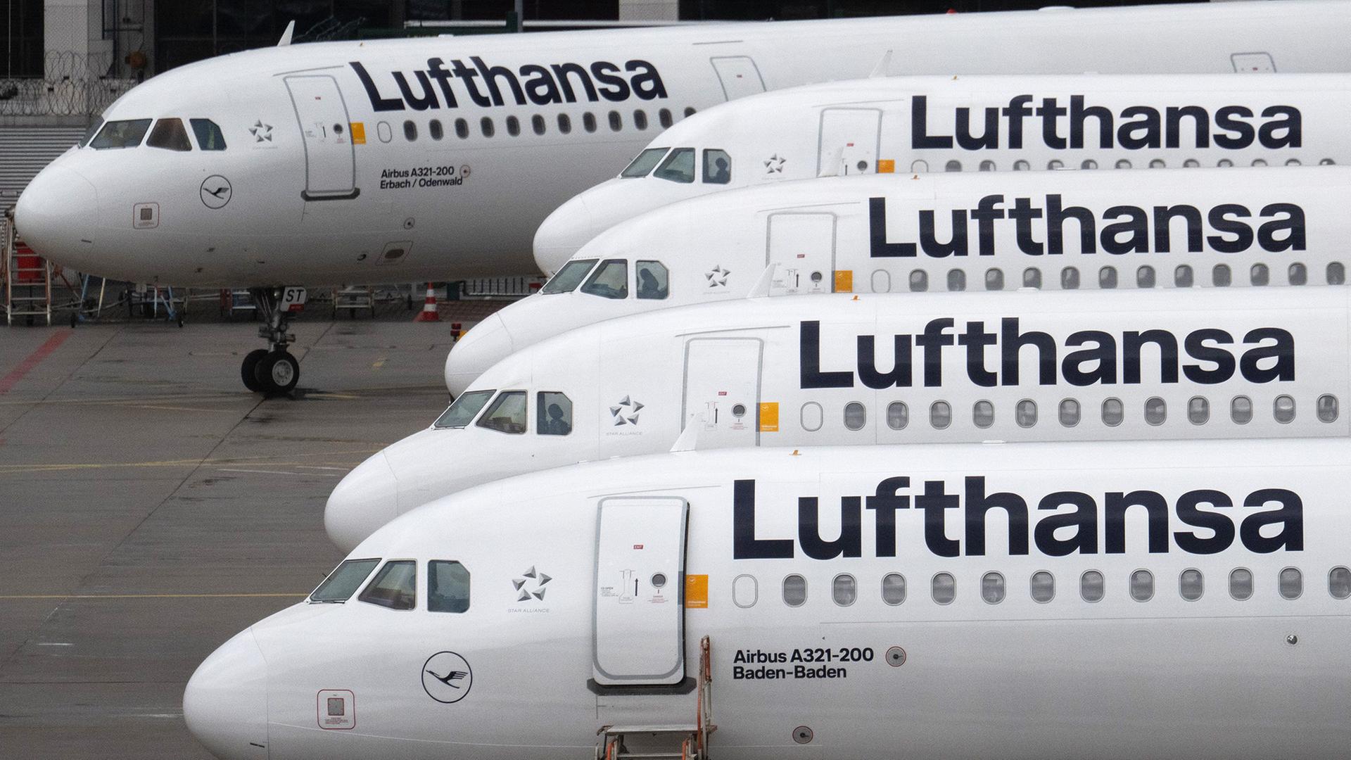 Passagiermaschinen der Lufthansa stehen auf einem Flughafen. | Boris Roessler/dpa
