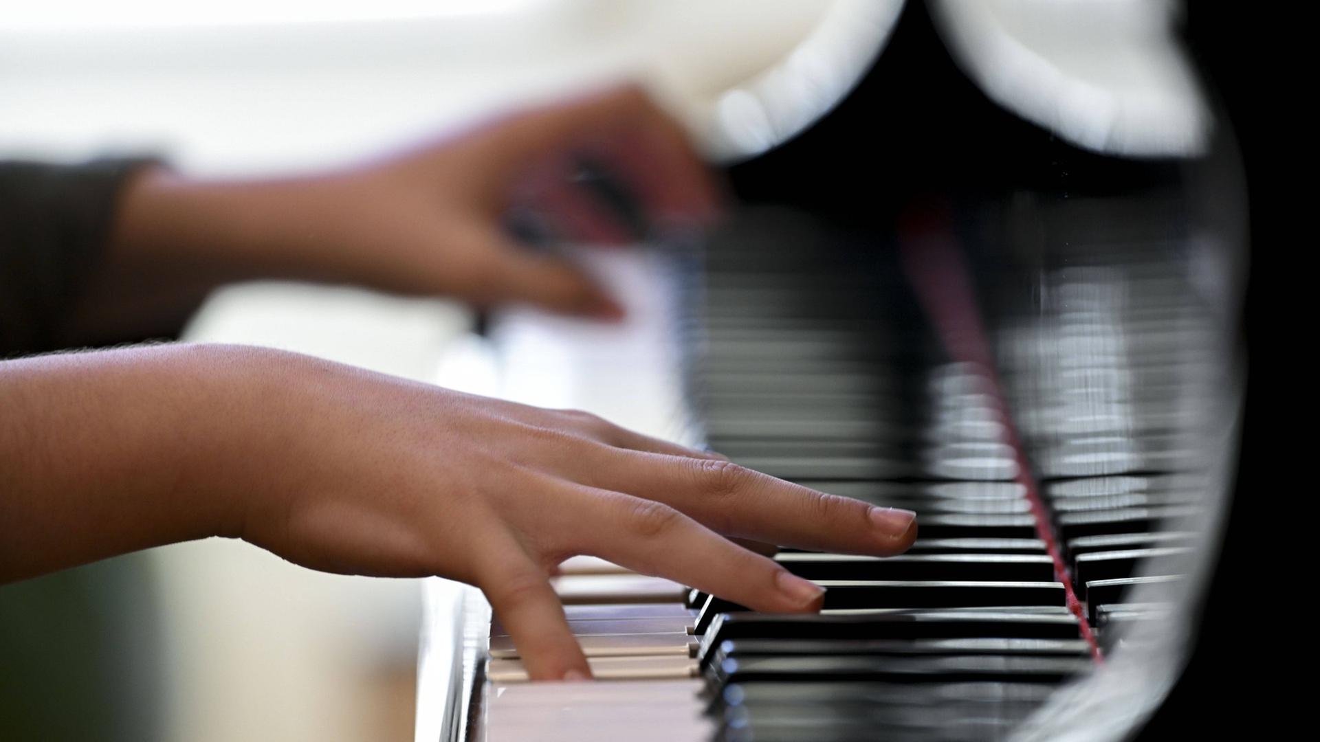 Die Hände eines jungen Musikers liegen auf den Tasten eines Klaviers (Quelle: imago images/Anadolu Agency /Utku Ucrak). | imago images/Anadolu Agency /Utku Ucrak