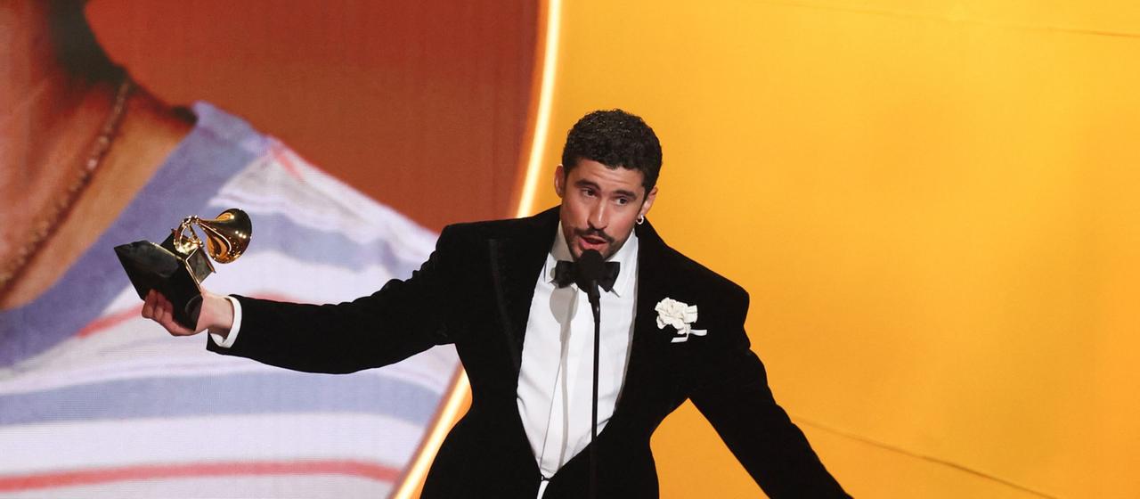 Der US-Rapper Bad Bunny mit seinem Grammy in der Hand in Los Angeles