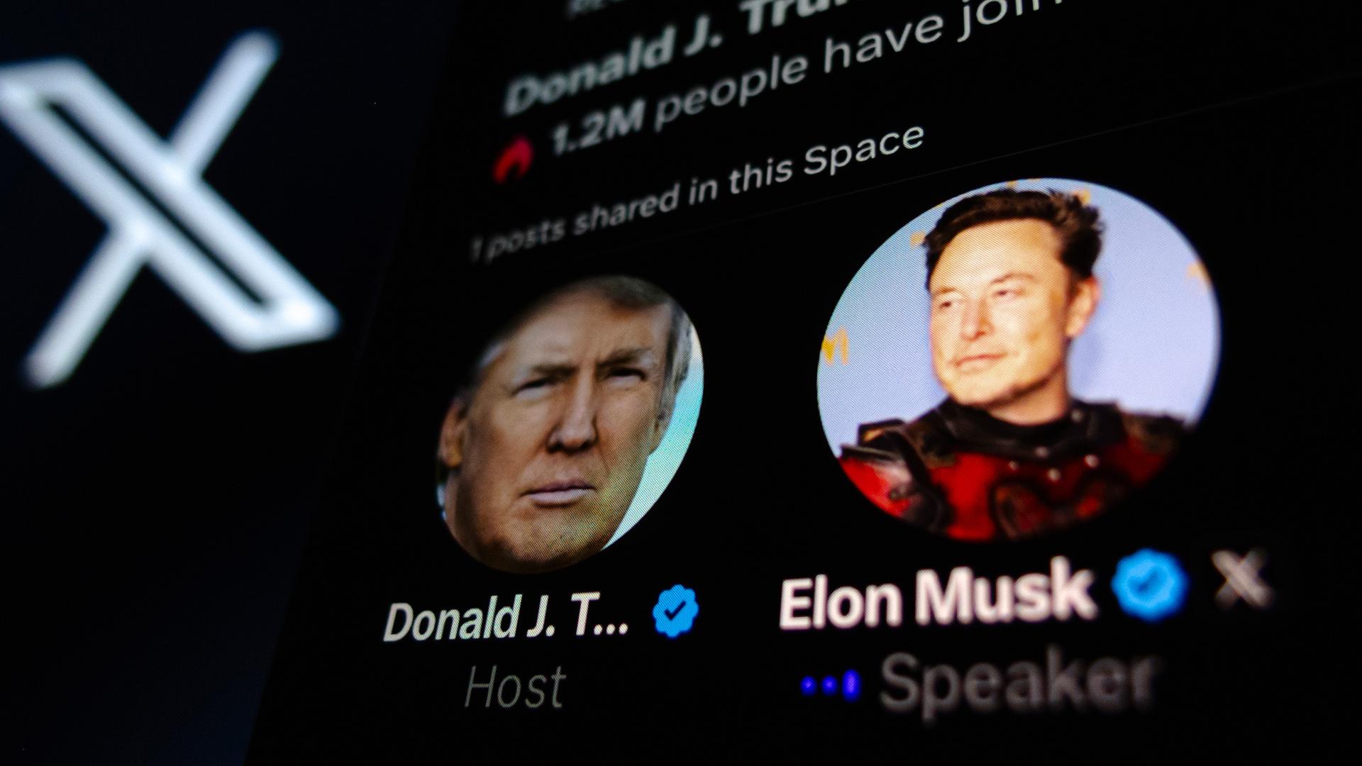Donald Trumps Interview mit Elon Musk auf der Social-Media-Plattform X ist auf einem Smartphone zu sehen.
