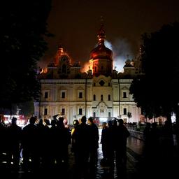 Die Mariä-Entschlafens-Kathetrale des Kiewer Höhlenklosters steht nach russischem Beschuss in Flammen.