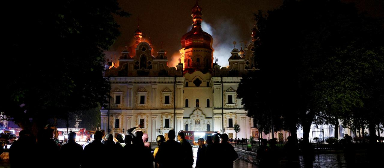 Die Mariä-Entschlafens-Kathetrale des Kiewer Höhlenklosters steht nach russischem Beschuss in Flammen.