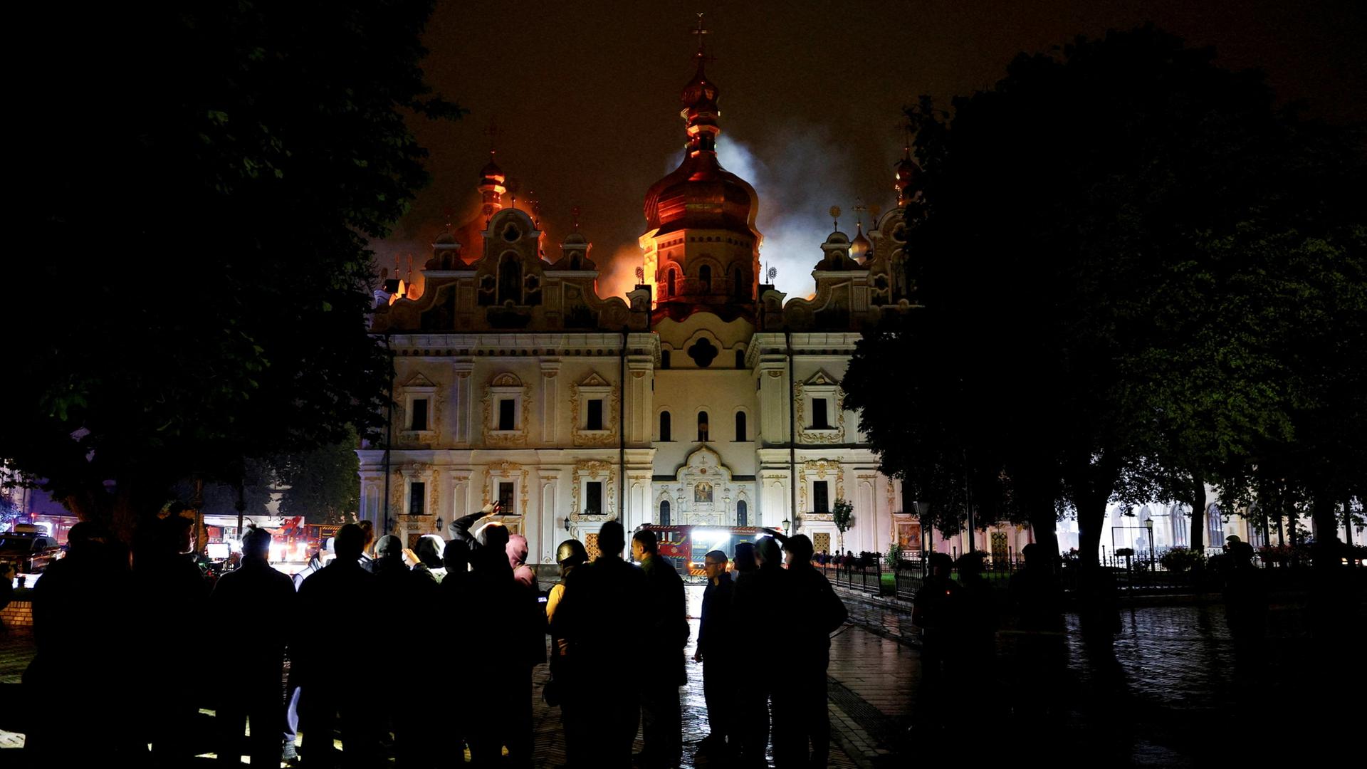 Die Mariä-Entschlafens-Kathetrale des Kiewer Höhlenklosters steht nach russischem Beschuss in Flammen. | REUTERS