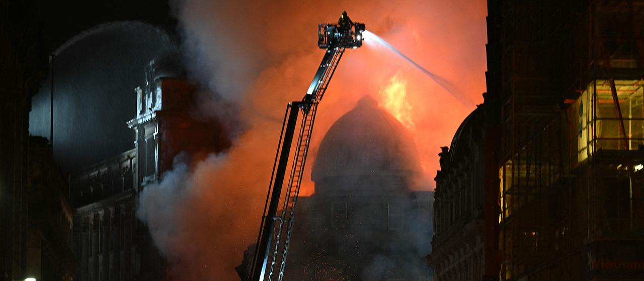 Feuerwehrleute sind bei einem Großbrand im Stadtzentrum von Glasgow im Einsatz.