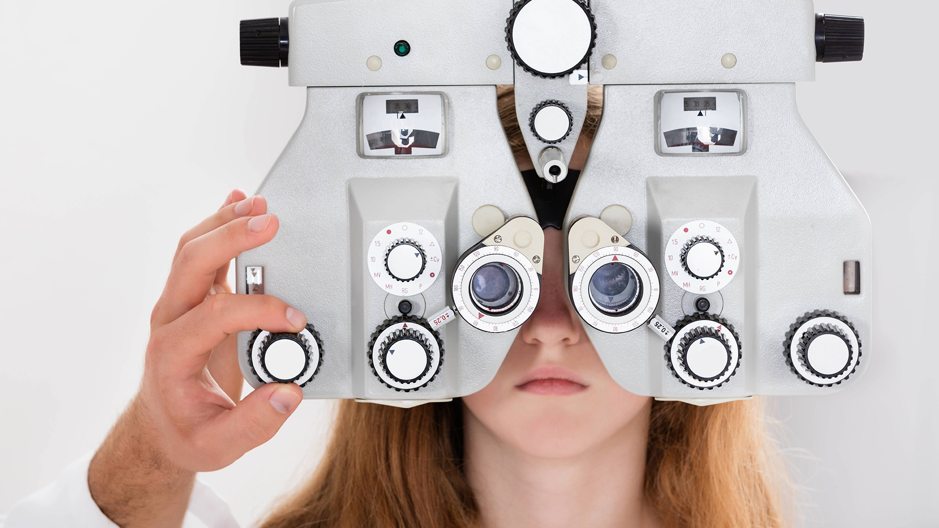 Ein Kind hinter einem Optometrist in einer Augenarztpraxis