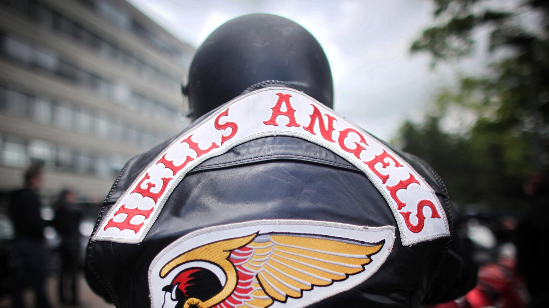 Drogen, Waffen, Haftbefehl: Großkontrolle bei Hells Angels Mönchengladbach