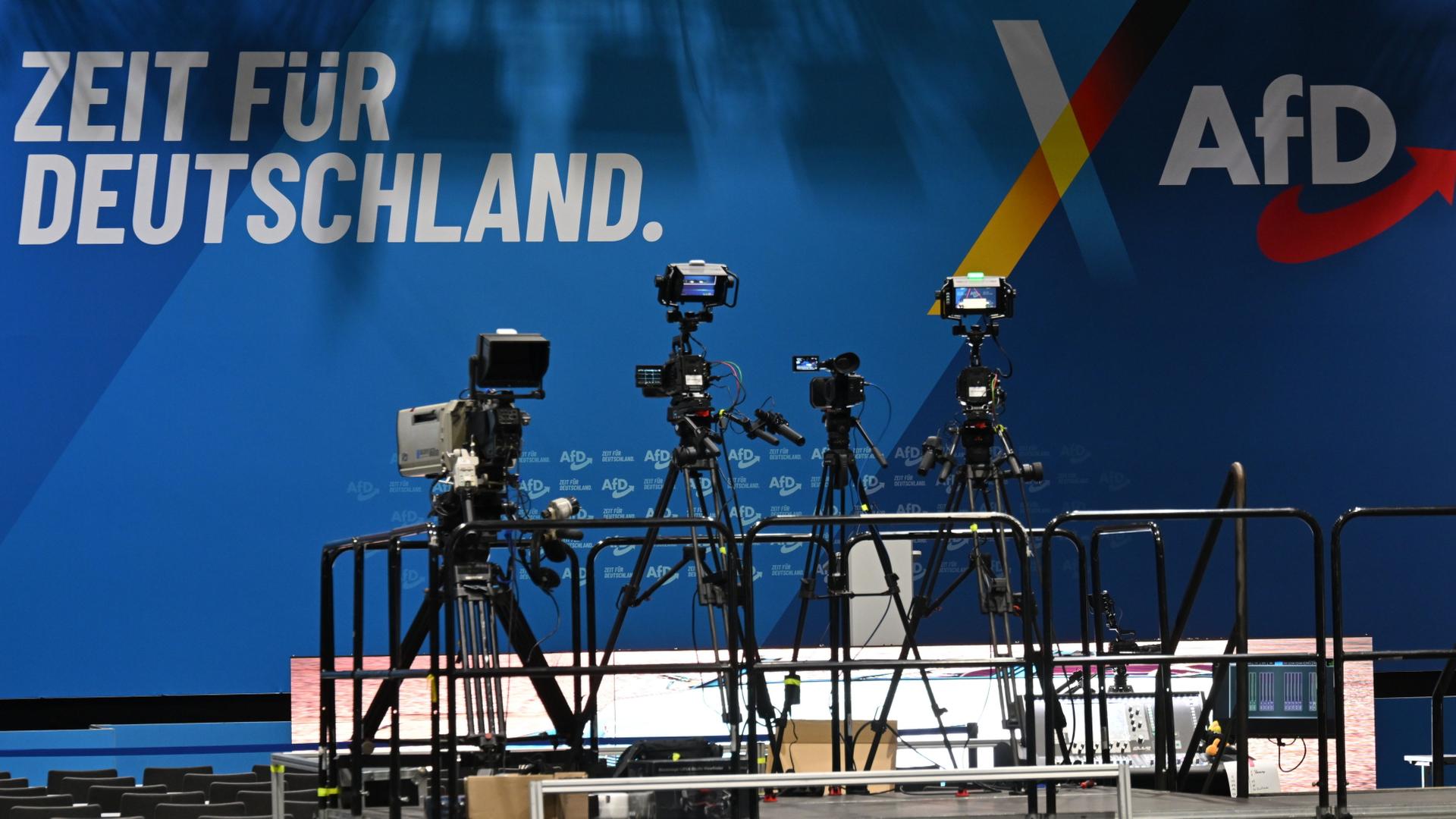 Fernsehkameras stehen vor der Bühne in der Messe Erfurt.  | Martin Schutt/dpa