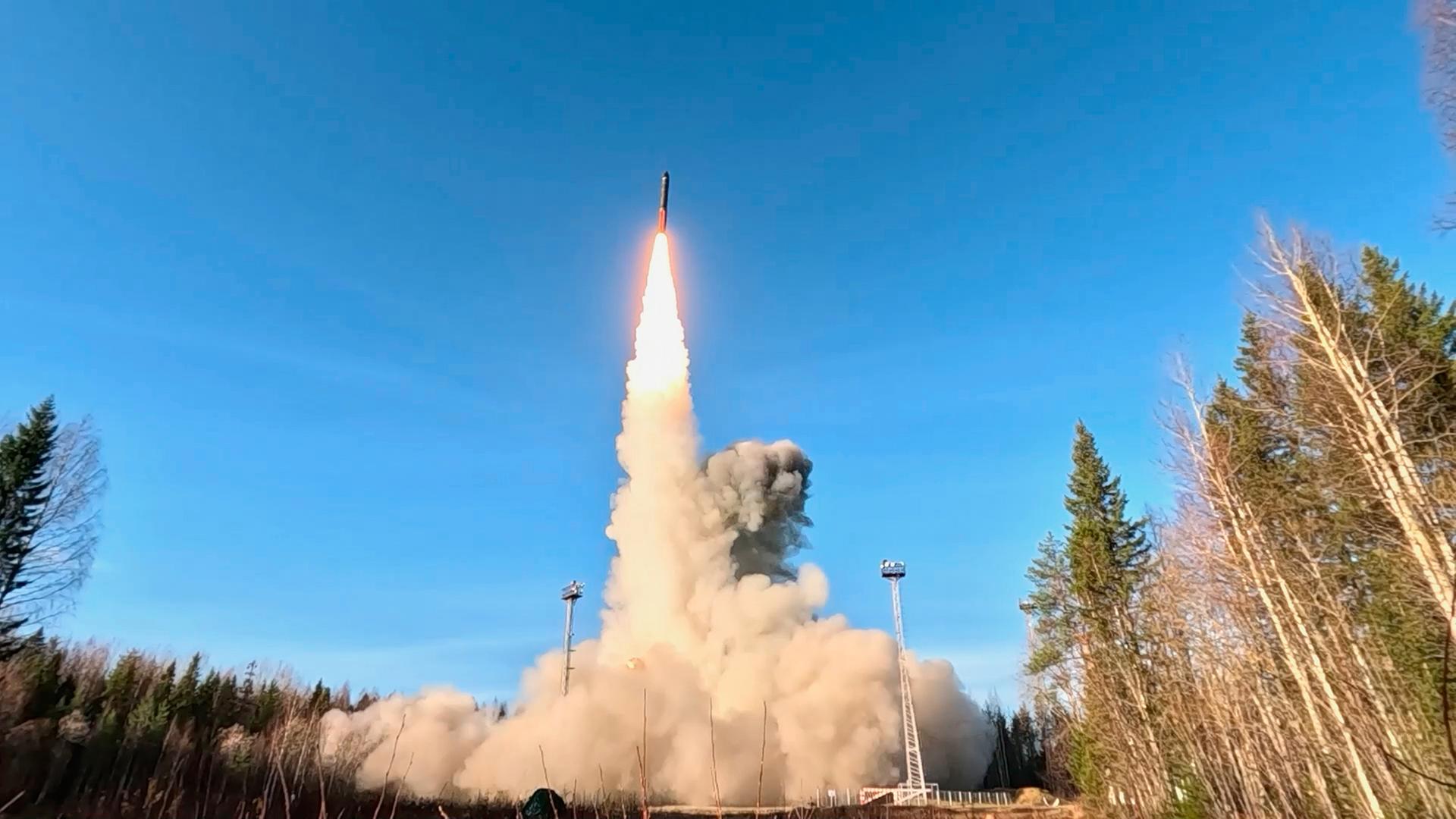 Auf diesem Foto aus einem vom Pressedienst des russischen Verteidigungsministeriums verbreiteten Video wird eine ballistische Interkontinentalrakete des Typs 