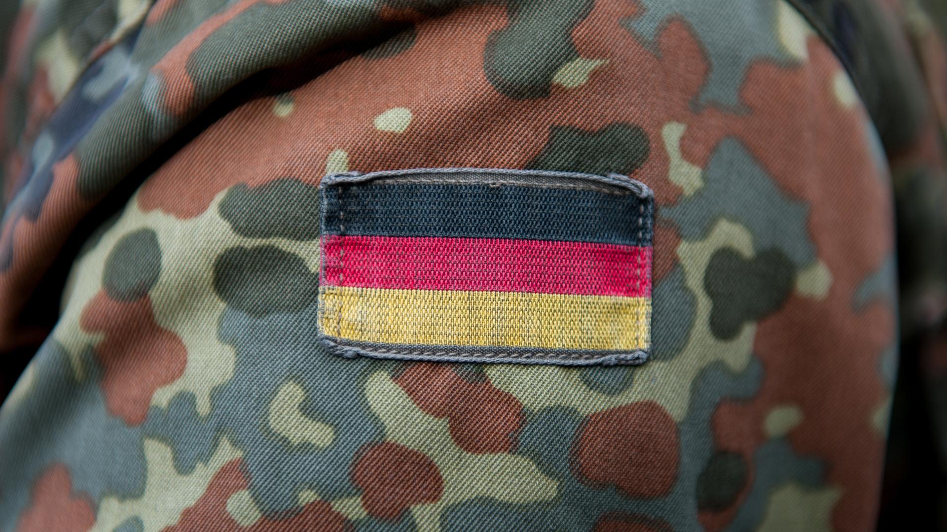 Emblem der deutschen Flagge auf Soldaten-Uniform | picture alliance / dpa