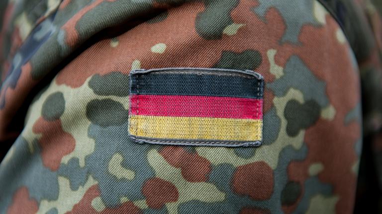 Die Deutschlandflagge ist auf der Uniform eines Soldaten zu sehen. 