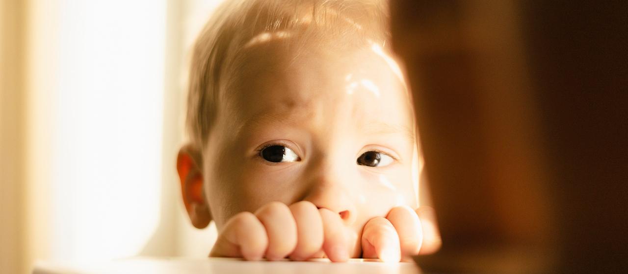 Ein kleiner Junge guckt traurig in die Kamera.