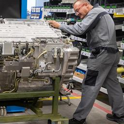 Ein Mitarbeiter der Firma Renk montiert das Getriebe für einen Panzer.