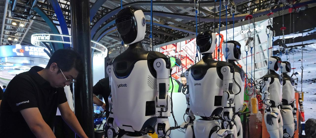 Eine Reihe humanoider Roboter ist auf der World AI Conference in Shanghai ausgestellt.