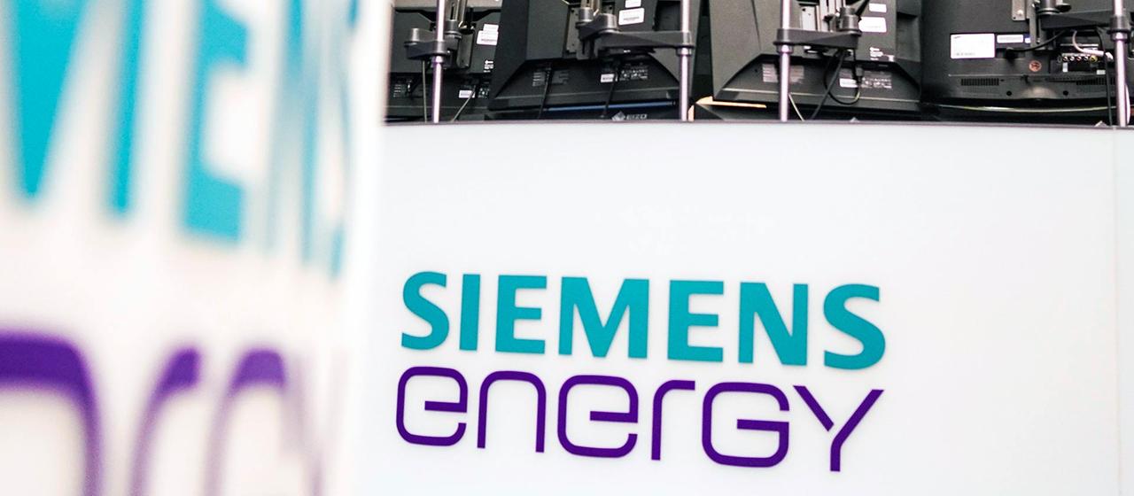 Das Logo von "Siemens Energy" ist in der Frankfurter Börse zu sehen.