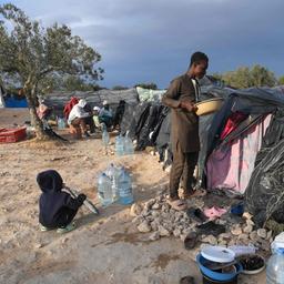 Migranten stehen vor ihren Verschlägen, die sie am Rande der tunesischen Hafenstadt Sfax errichtet haben (April 2024).