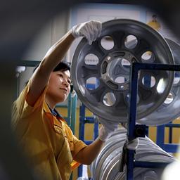 Ein Arbeiter arbeitet in einer Fabrik für Aluminiumfelgen in der Provinz Shandong. (Archivbild: 27.05.2024)