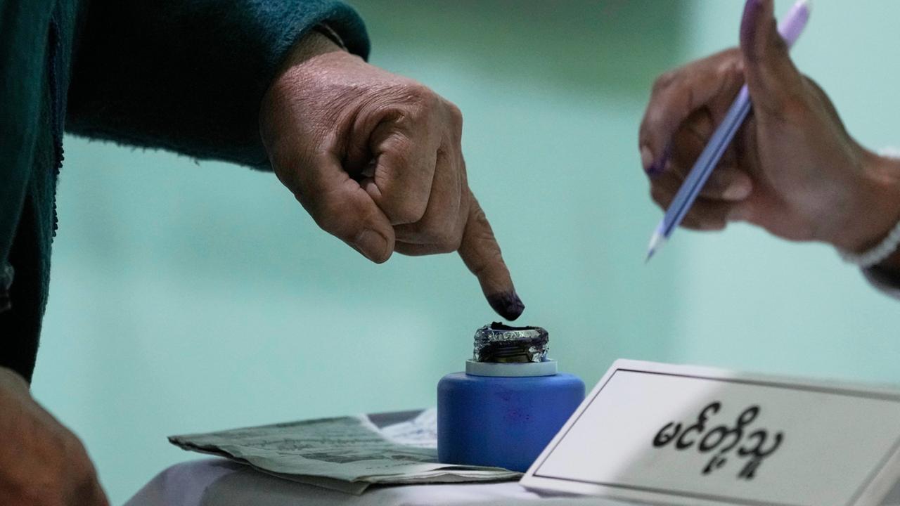 Wie-die-Milit-rjunta-in-Myanmar-die-Bev-lkerung-einsch-chtert