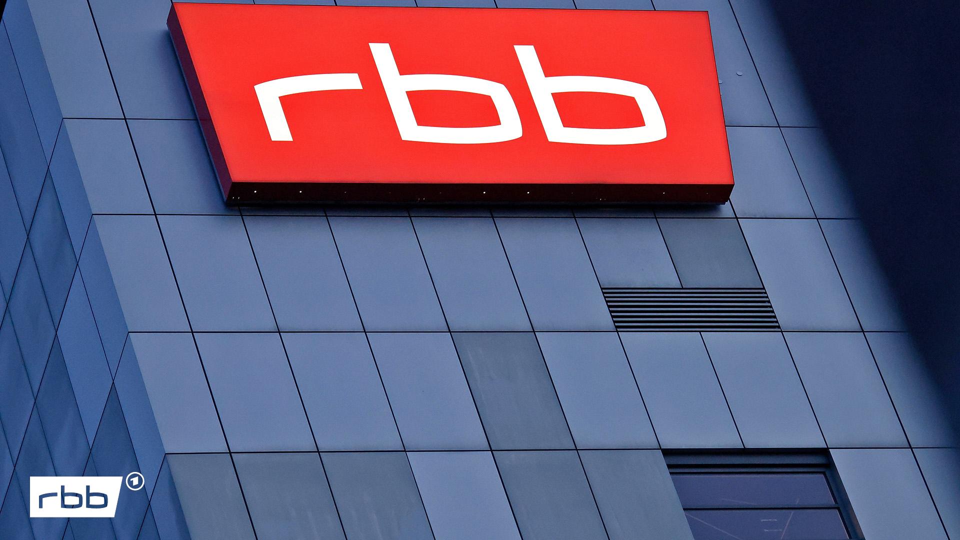 Symbolbild:Das beleuchtete Logo des Senders Rundfunk Berlin-Brandenburg (RBB) ist an der Fassade am Sitz des Senders an der Masurenallee angebracht.(Quelle:dpa/C.Koall)