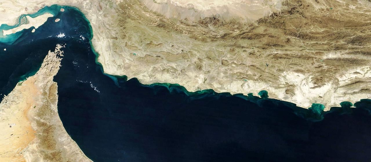 Die NASA-Satellitenaufnahme zeigt die Straße von Hormus und den Golf von Oman. (Quelle: AFP / NASA)