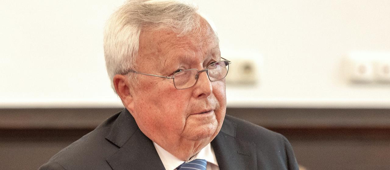 Der angeklagte Bankier Christian Olearius steht im Gerichtssaal im Bonner Landgericht. (Archiv)