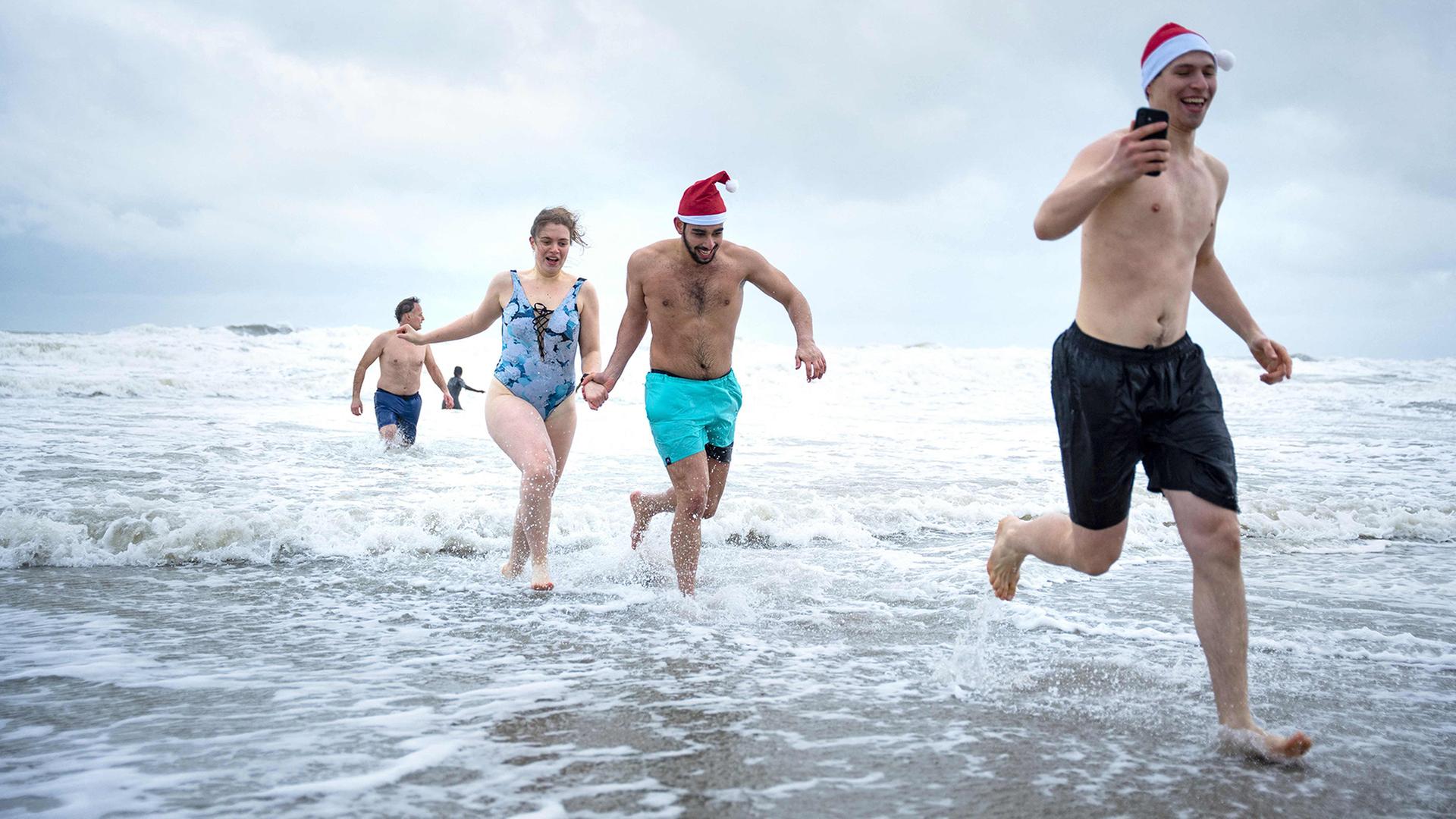Neujahrsschwimmen im Meer | AFP