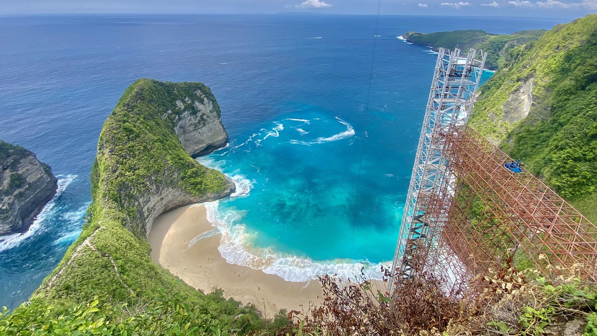 Am weltberÃ¼hmten Strand Kelingking Beach mit dem T-Rex-Felsen steht ein BaugerÃ¼st. | dpa