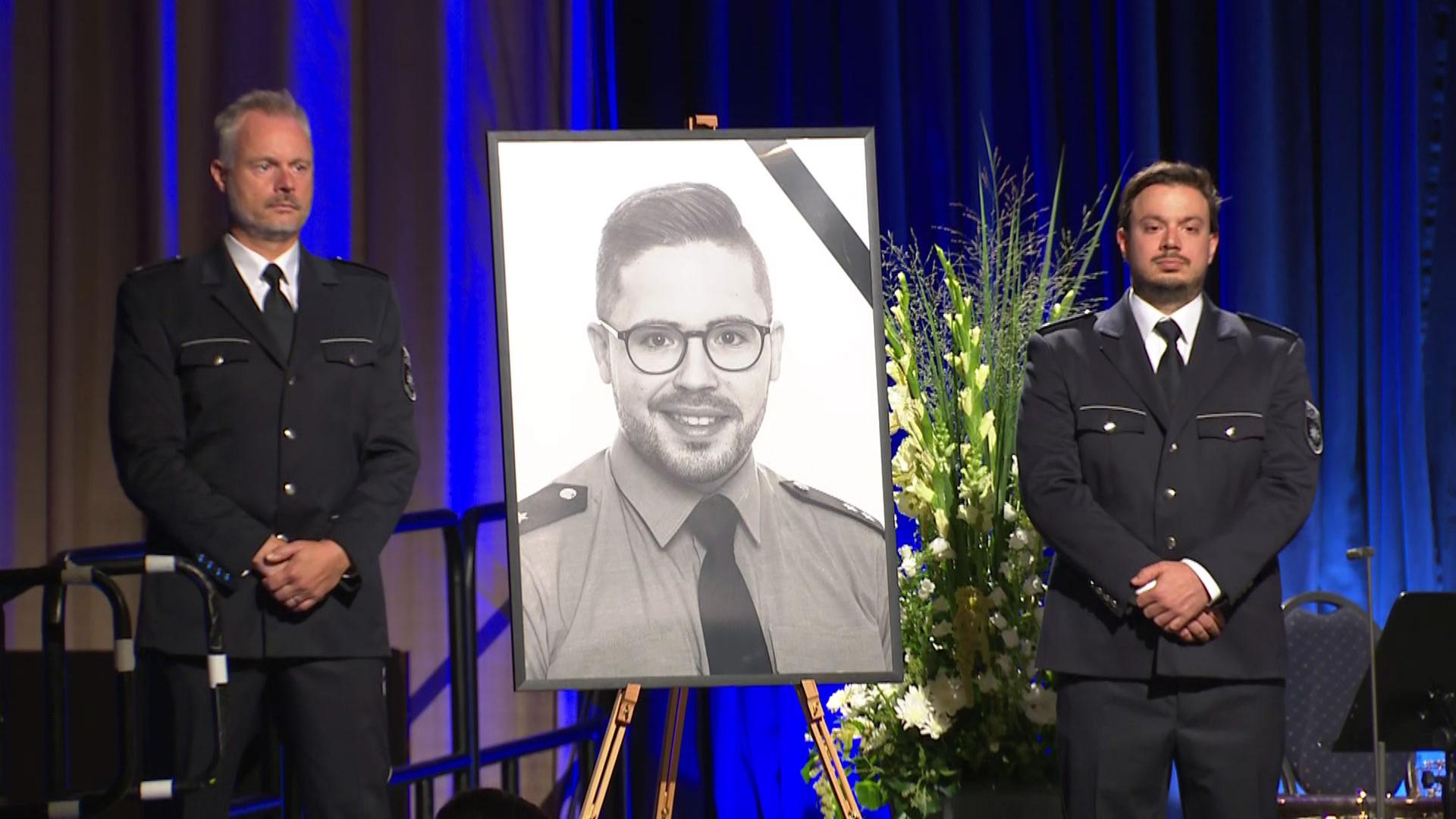 Ein Foto des getöteten Polizisten Simon B. bei einer Gedenkveranstaltung | SR