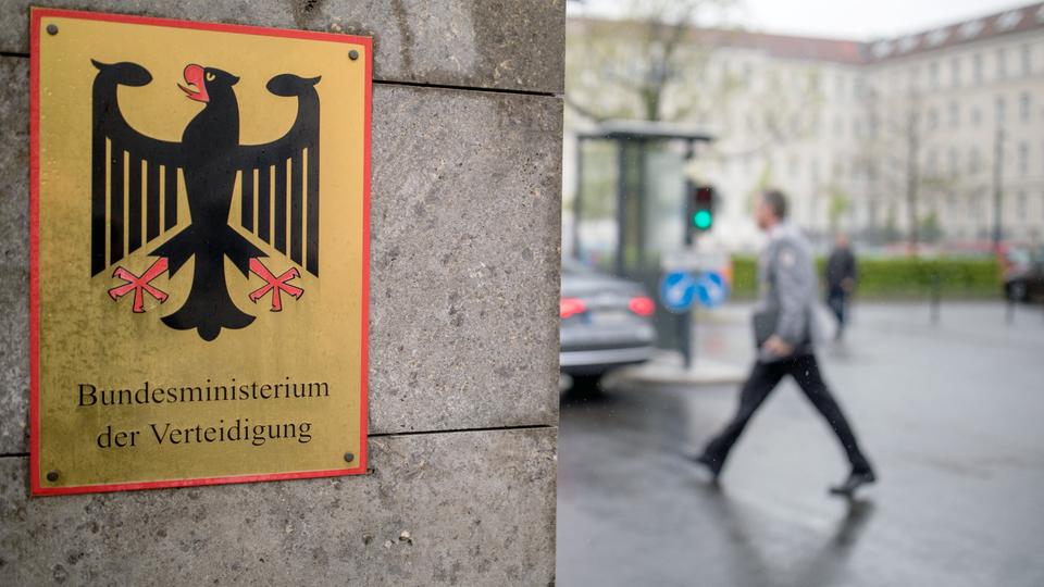 Soldat vor dem Verteidigungsministerium