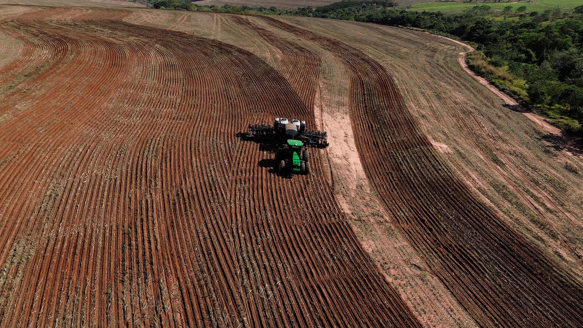 Ein Traktor s�t im brasilianischen Santa Cruz do Rio Pardo Soja aus. | picture alliance / ASSOCIATED PR