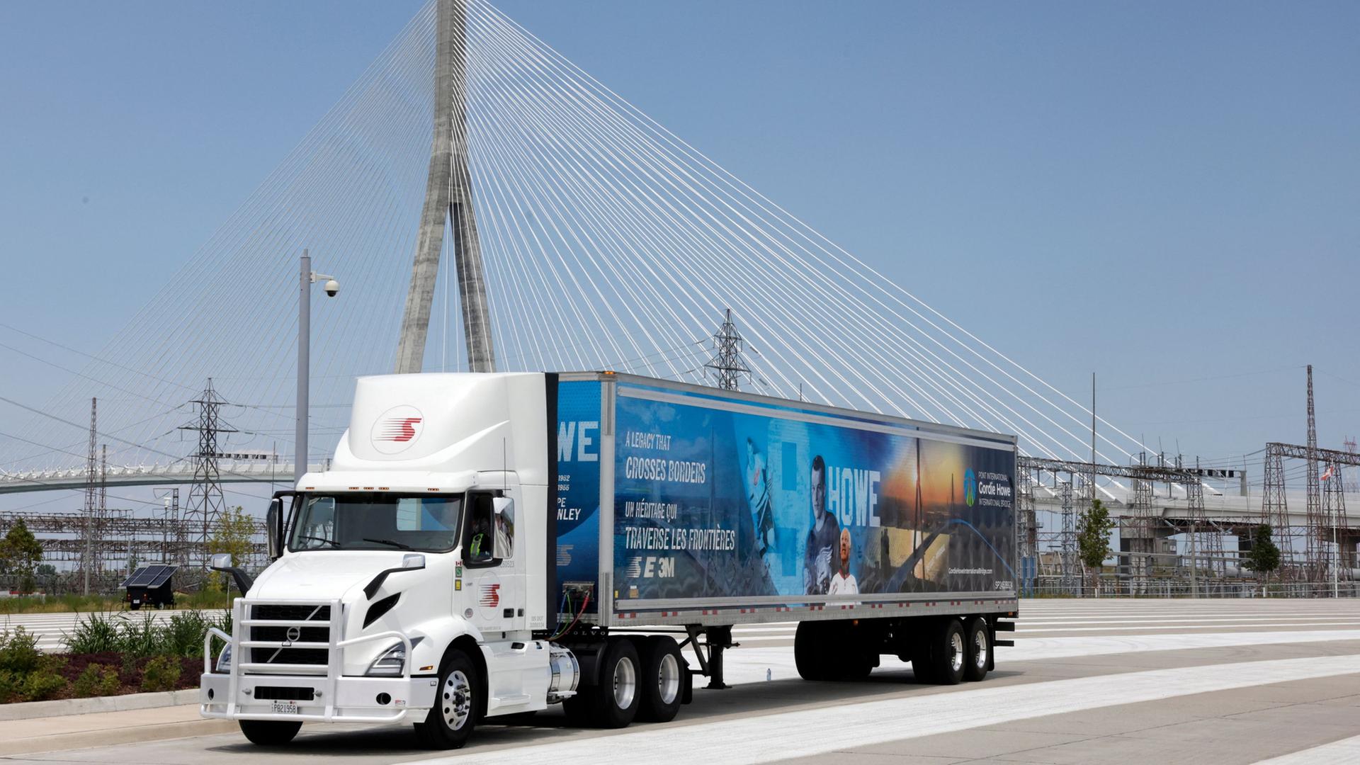 Ein Lkw fährt während der Eröffnungszeremonie über die Gordie-Howe-Brücke | AFP