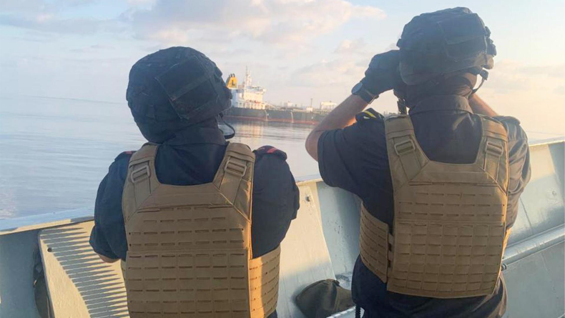Zwei Mitglieder der Operation Atalanta der Europäischen Union beobachten vor der Küste Somalias im Arabischen Meer ein Schiff. | picture alliance / ASSOCIATED PR