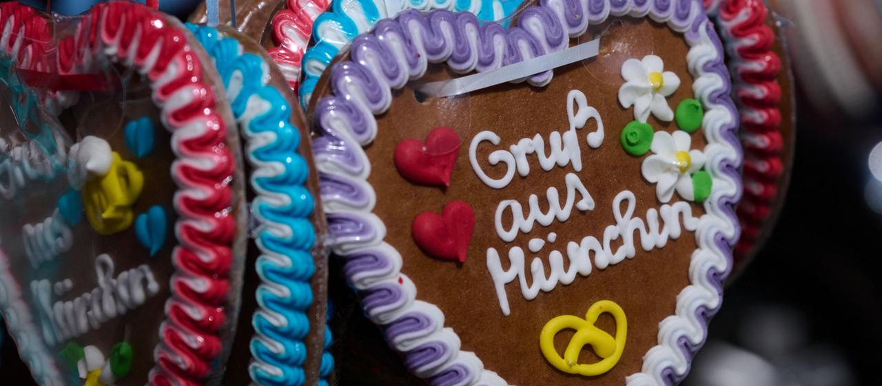 Lebkuchenherzen sind bei einem Presserundgang auf der Theresienwiese zu sehen.