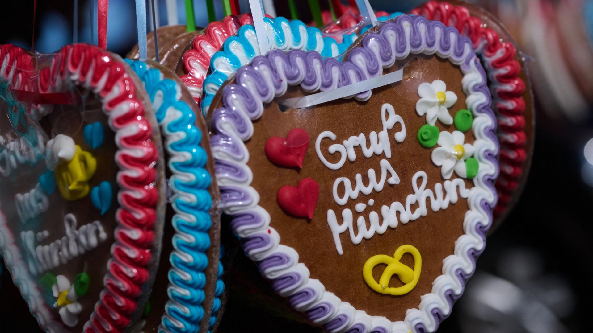 Lebkuchenherzen sind bei einem Presserundgang auf der Theresienwiese zu sehen. | Sven Hoppe/dpa