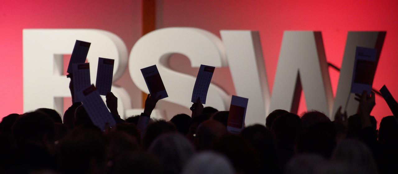 Delegierte stimmen auf dem 3. Bundesparteitag der Partei "Bündnis Sahra Wagenknecht" mit Stimmkarten ab.